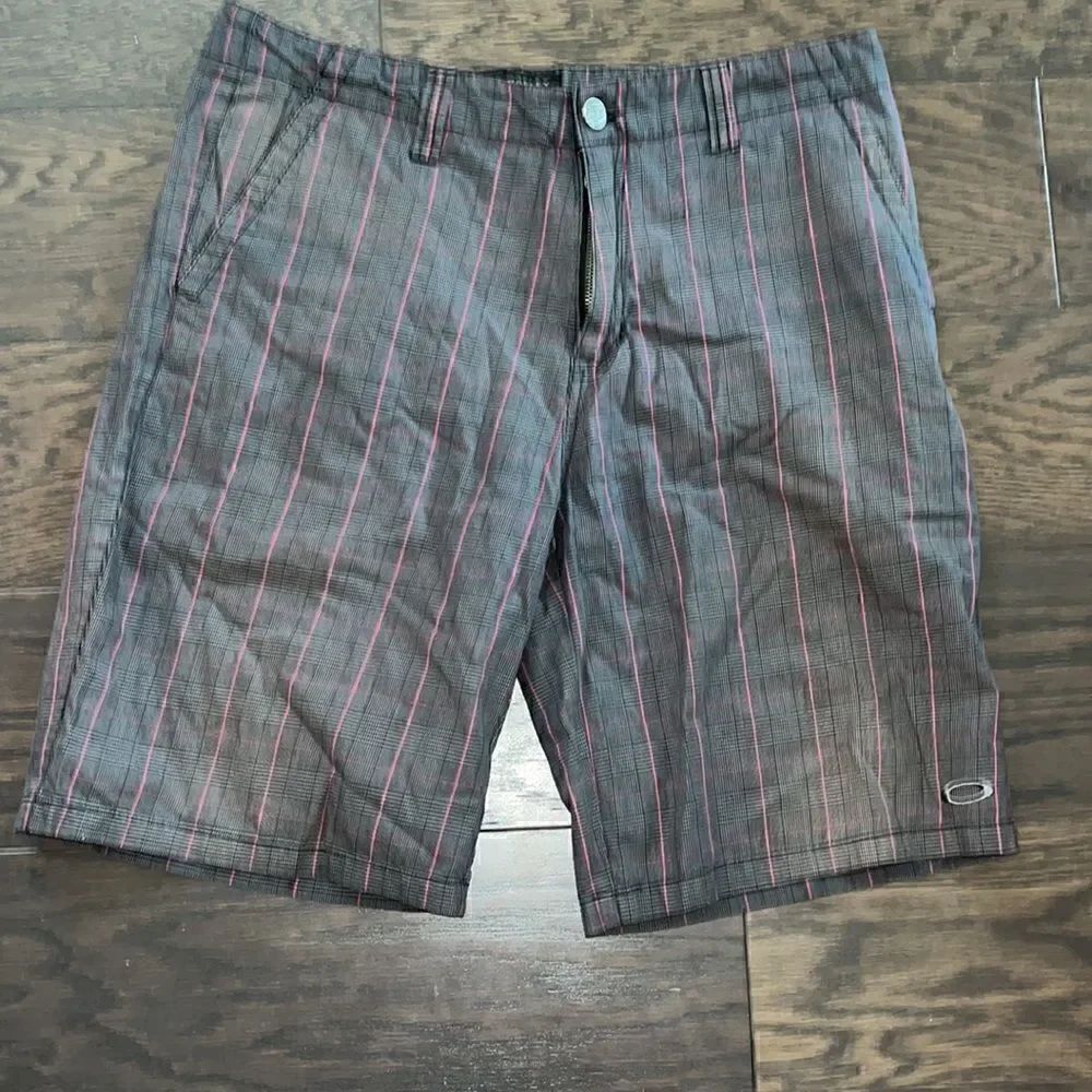 Oakley Charcoal Grey & Pink stripe plaid checked flat front Golf Shorts 36W